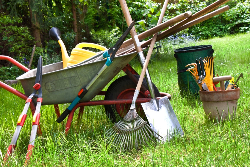 garden-tools-wheelbarrow-lawn-840x560-75